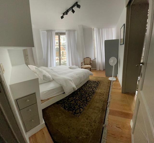 Duplex dernier étage avec terasse à deux pas de la grand place Bruxelas Exterior foto